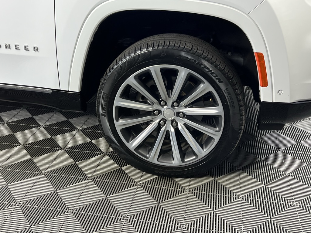 2023 Jeep Grand Wagoneer II photo 11