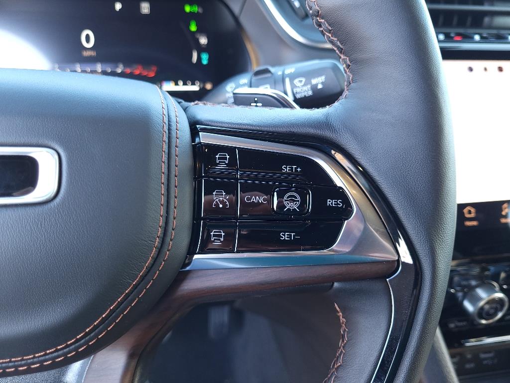 2024 Jeep Cherokee Summit photo 16