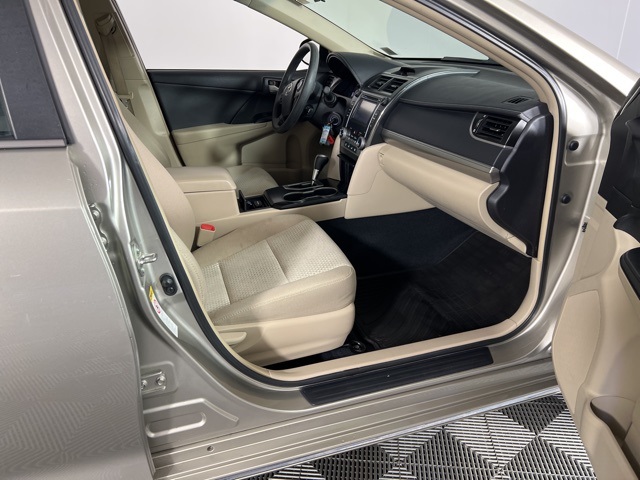 2014 Toyota Camry SE photo 19