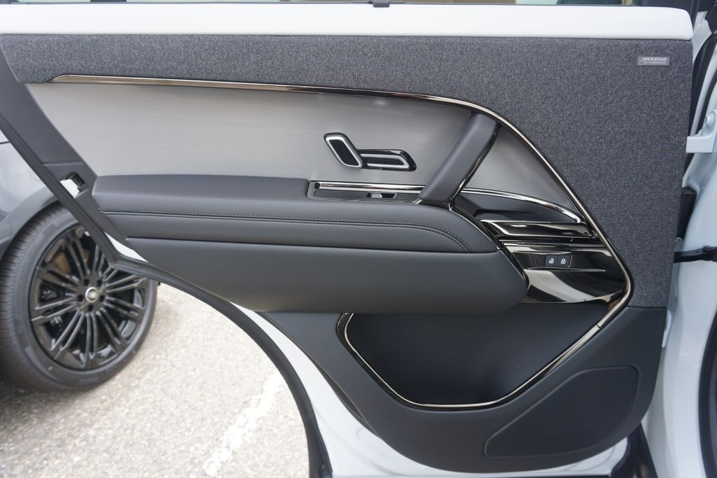 2025 Land Rover Range Rover Sport SE photo 24