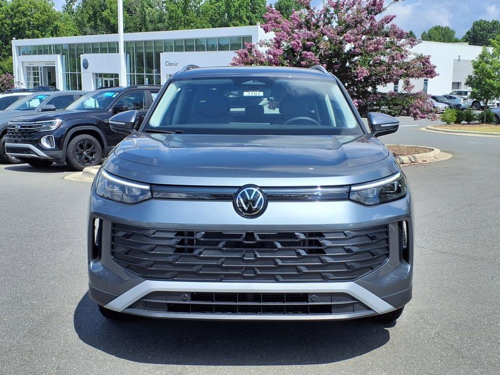 2025 Volkswagen Tiguan SE photo 2