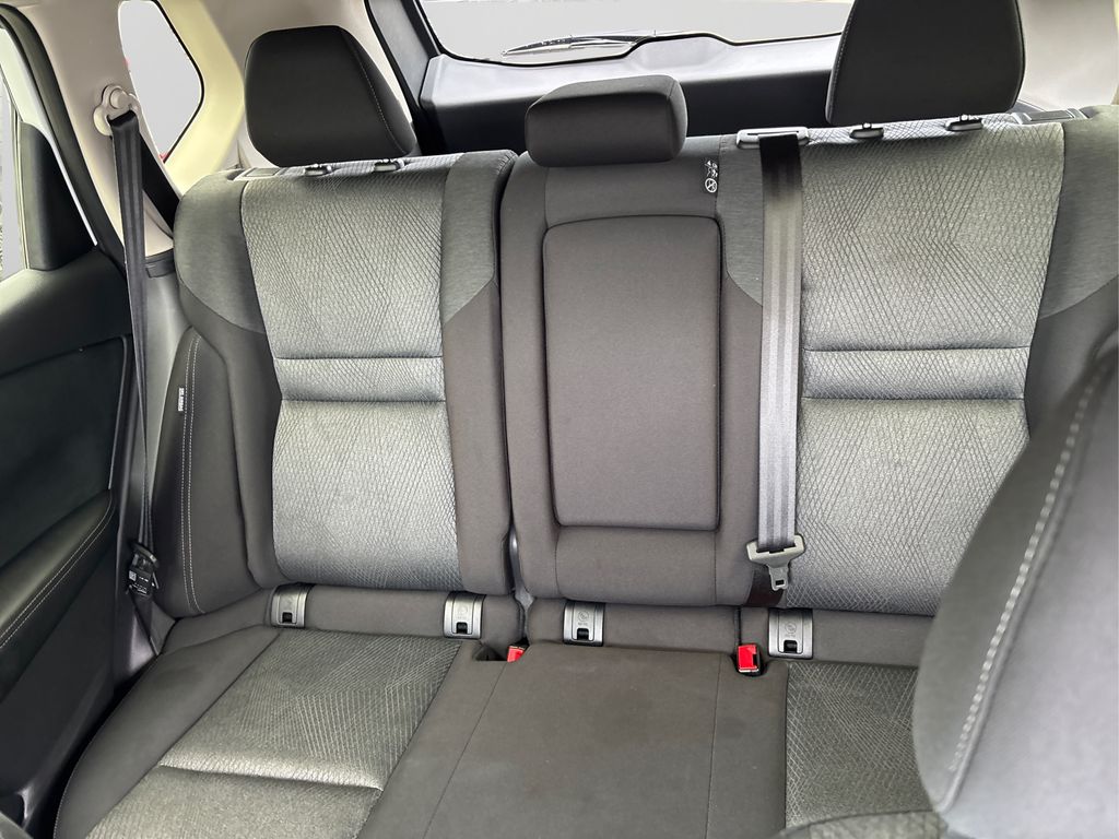 2025 Nissan Rogue SV photo 17