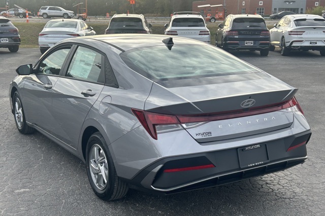 2026 Hyundai Elantra SE photo 3