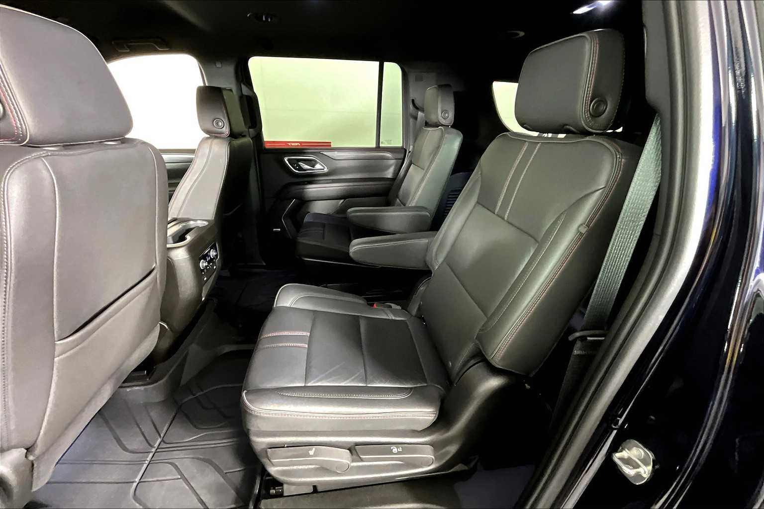 2024 Chevrolet Suburban RST photo 17