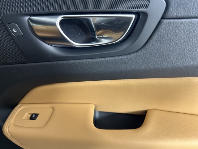 2025 Volvo XC60 B5 photo 14