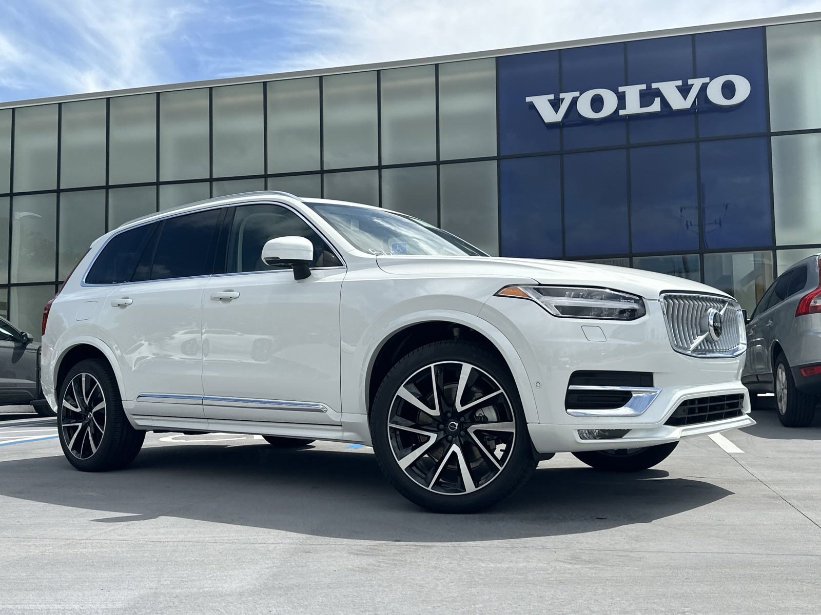 2025 Volvo XC90 Plus's photo