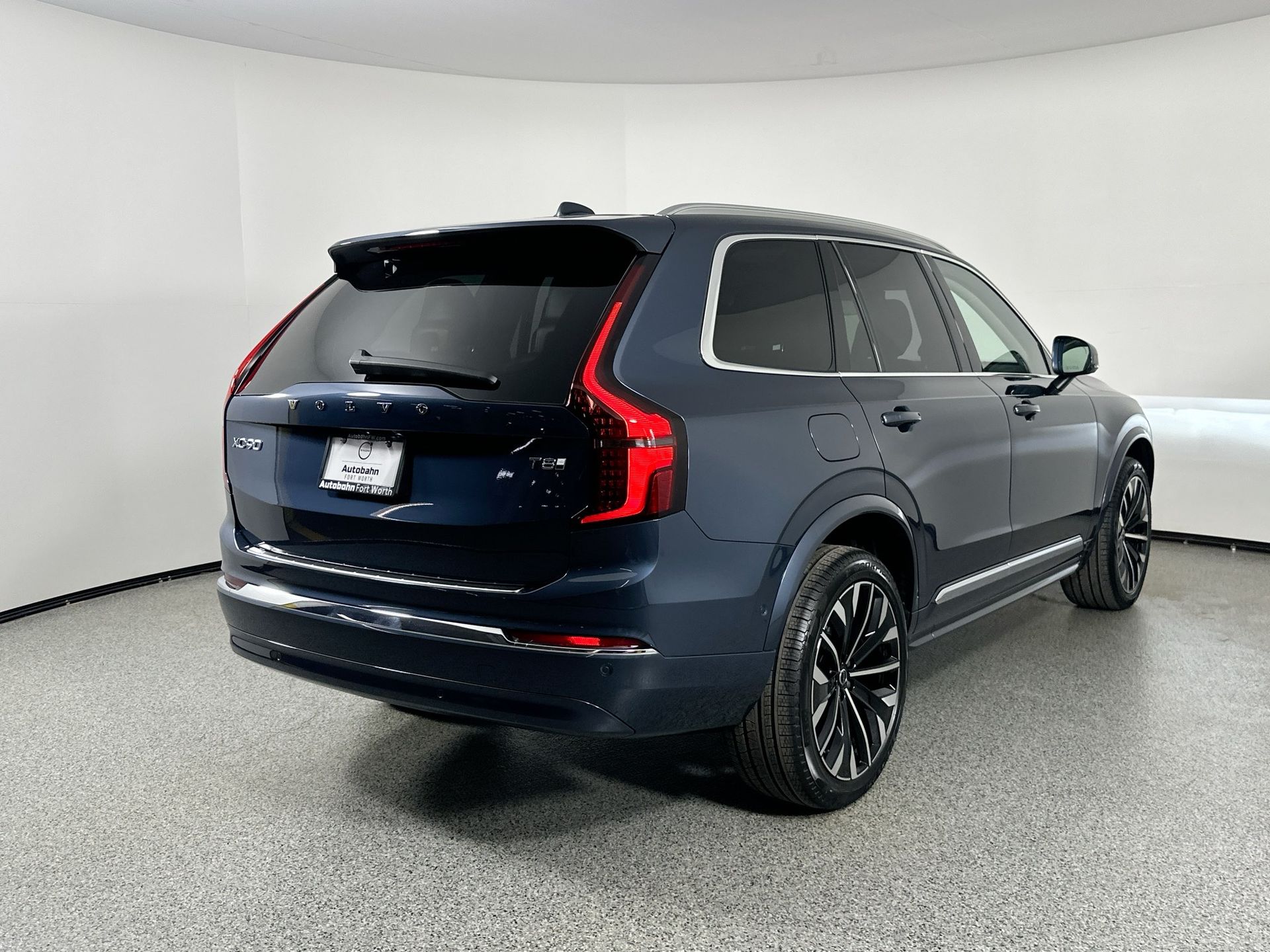 2025 Volvo XC90 T8 AWD photo 4