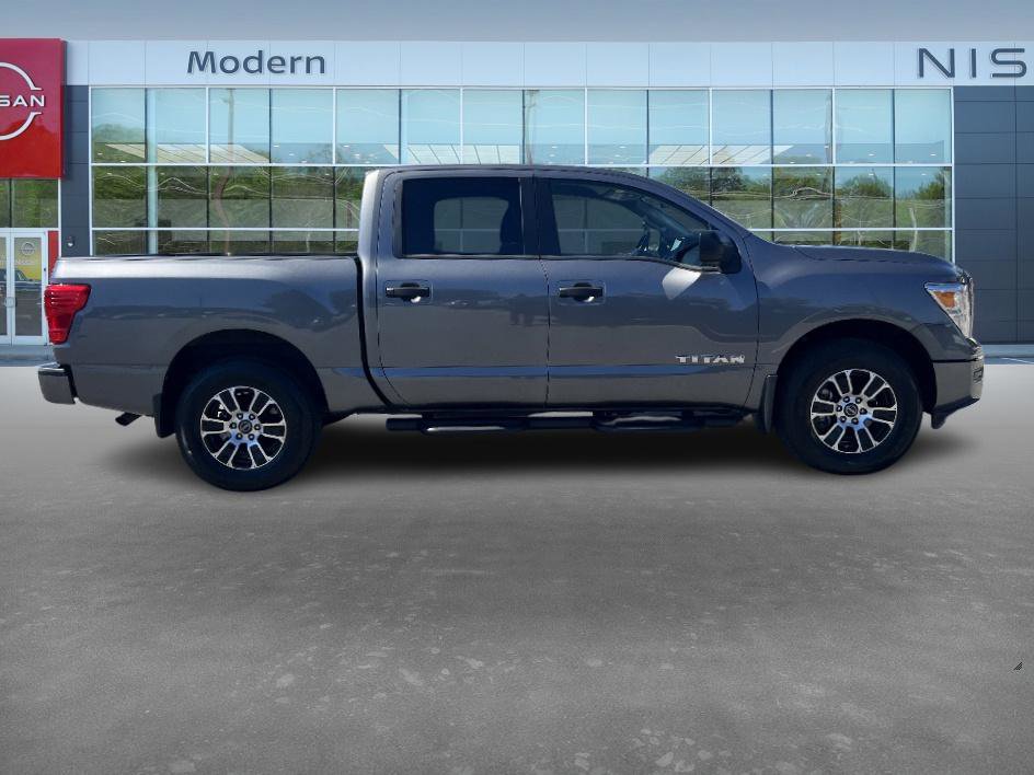 2024 Nissan Titan SV Crew Cab photo 4