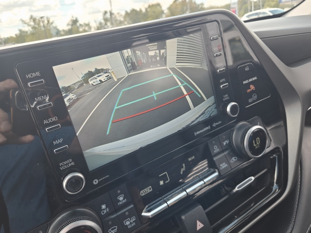 2021 Toyota Highlander XLE photo 25