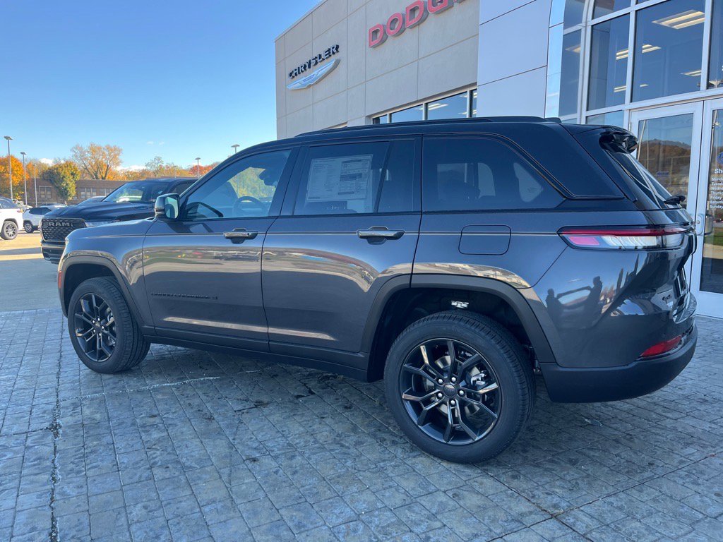 2025 Jeep Grand Cherokee Limited photo 3