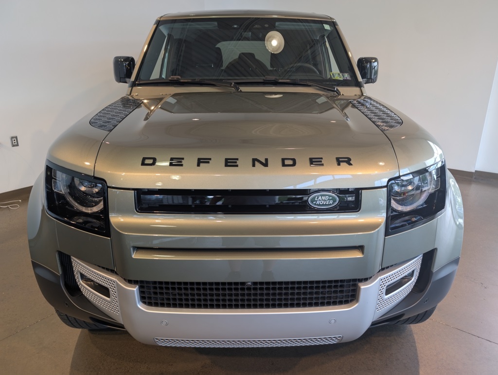 2025 Land Rover Defender 110 S photo 2