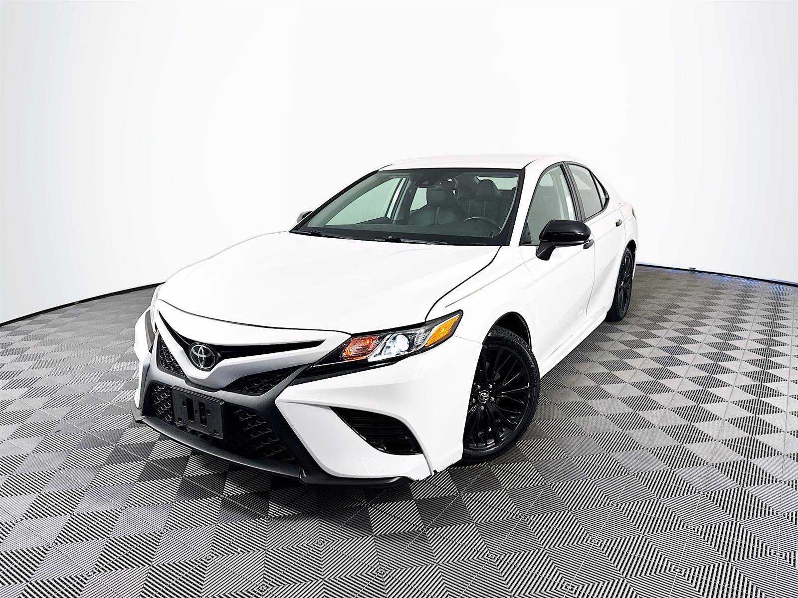 2020 Toyota Camry SE photo 3