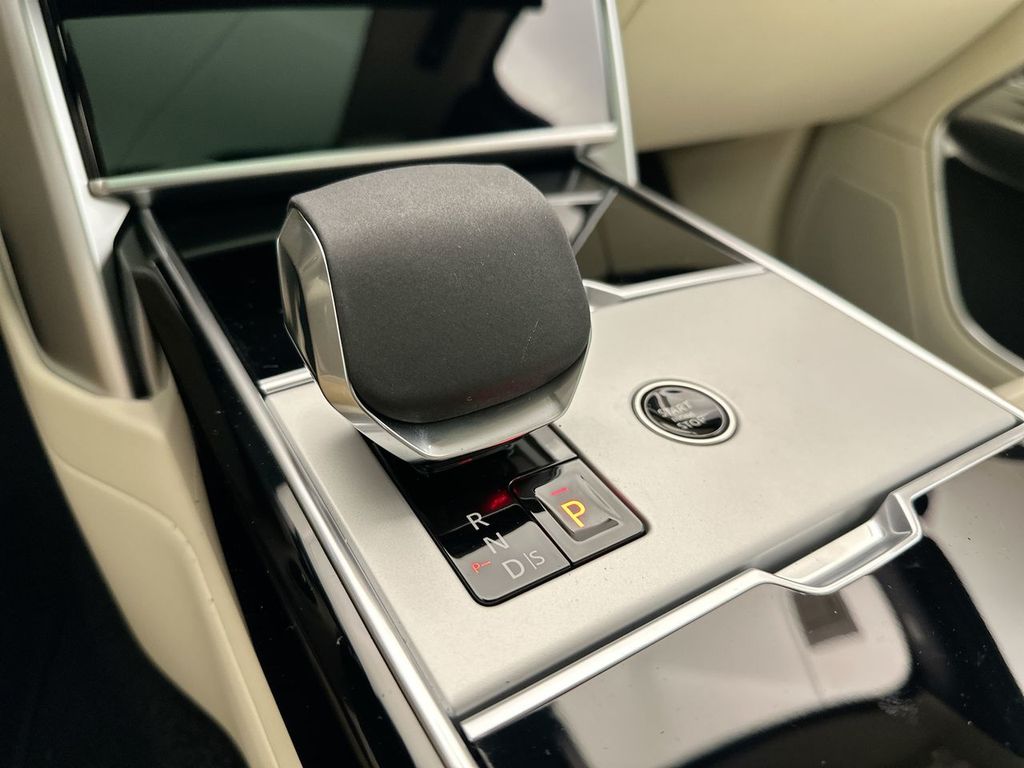 2025 Land Rover Range Rover SE photo 10