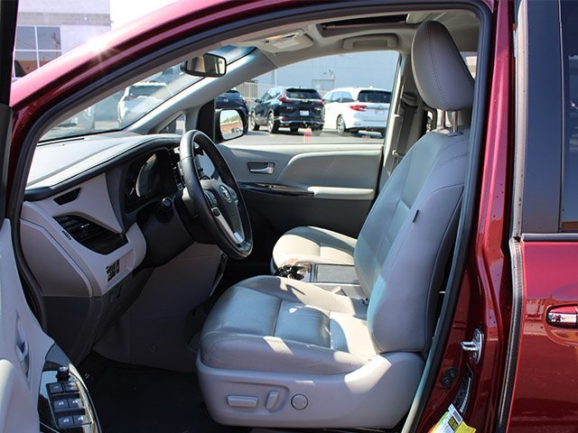 2017 Toyota Sienna XLE photo 13