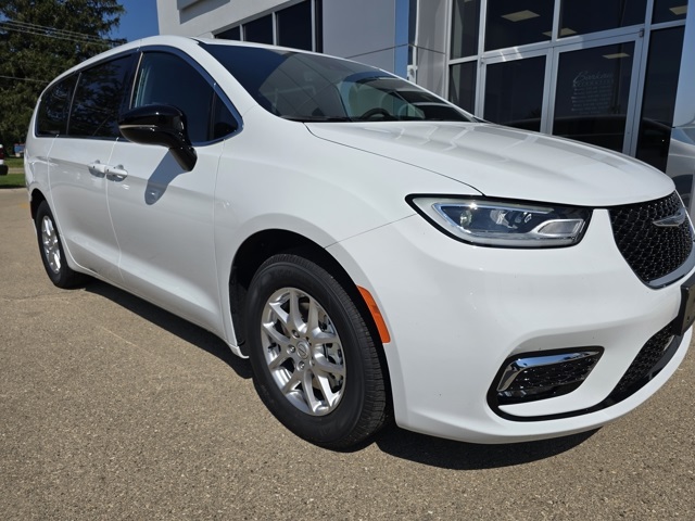 2026 Chrysler Pacifica Select's photo