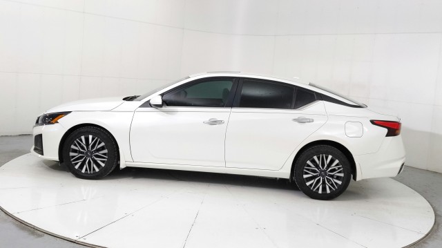 Used 2023 Pearl White Tricoat Nissan 2.5 SV image 2