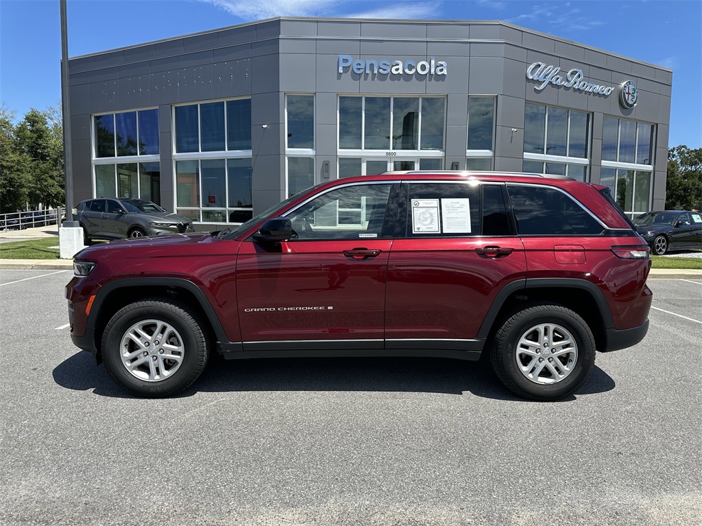2023 Jeep Grand Cherokee Laredo photo 3