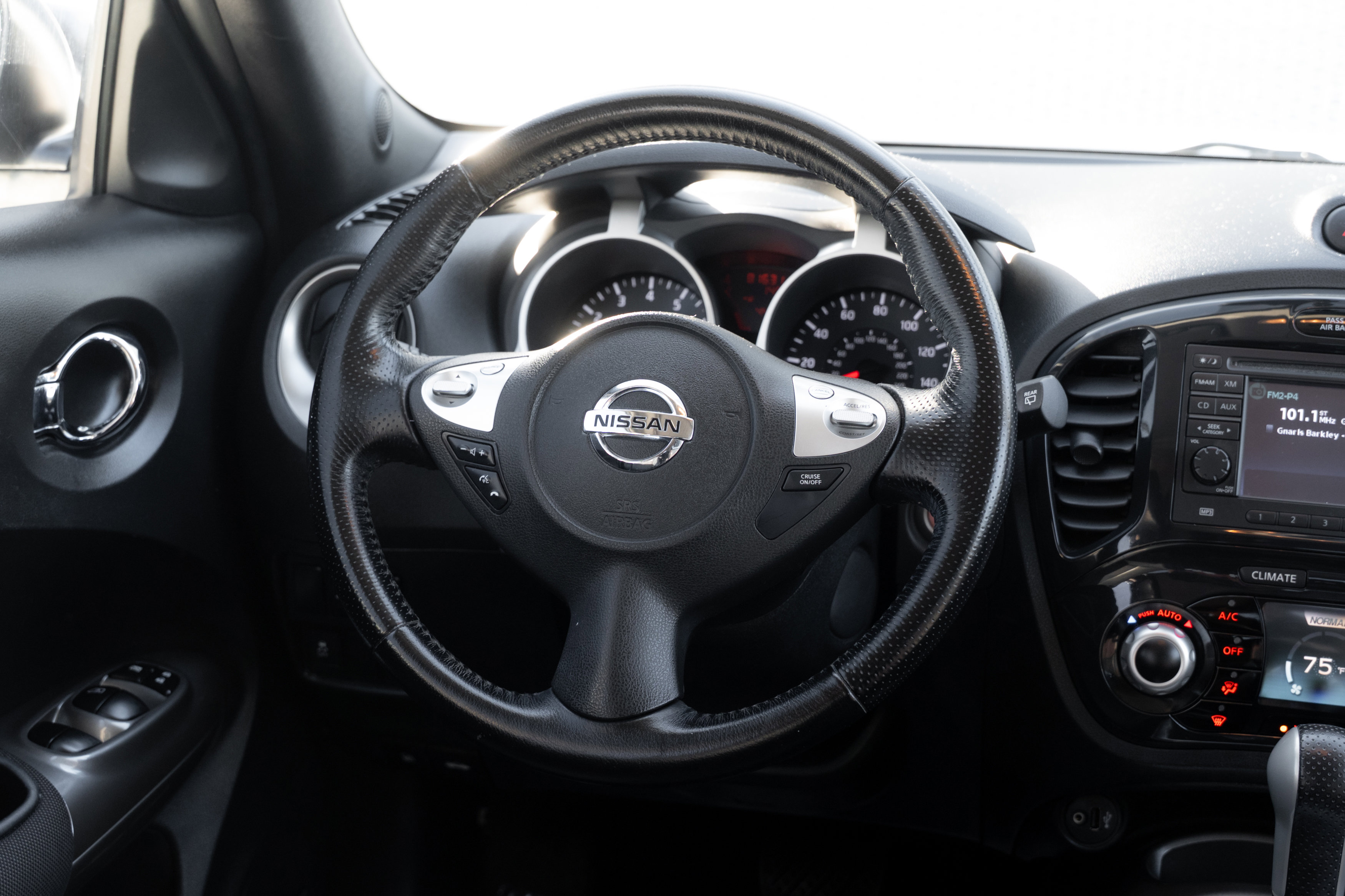 2013 Nissan Juke SL photo 2