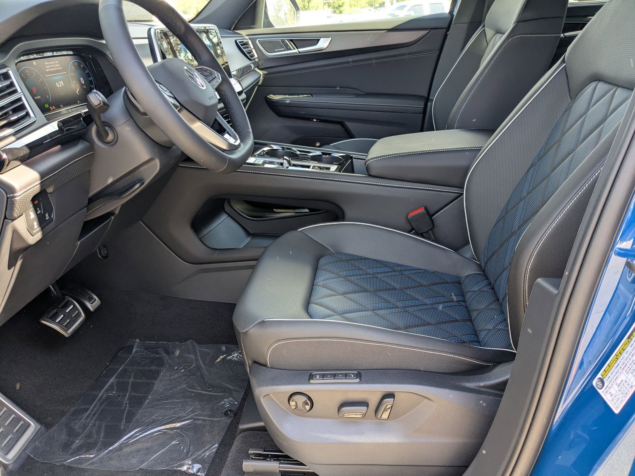 2026 Volkswagen Atlas Cross Sport SEL Premium R-Line photo 4