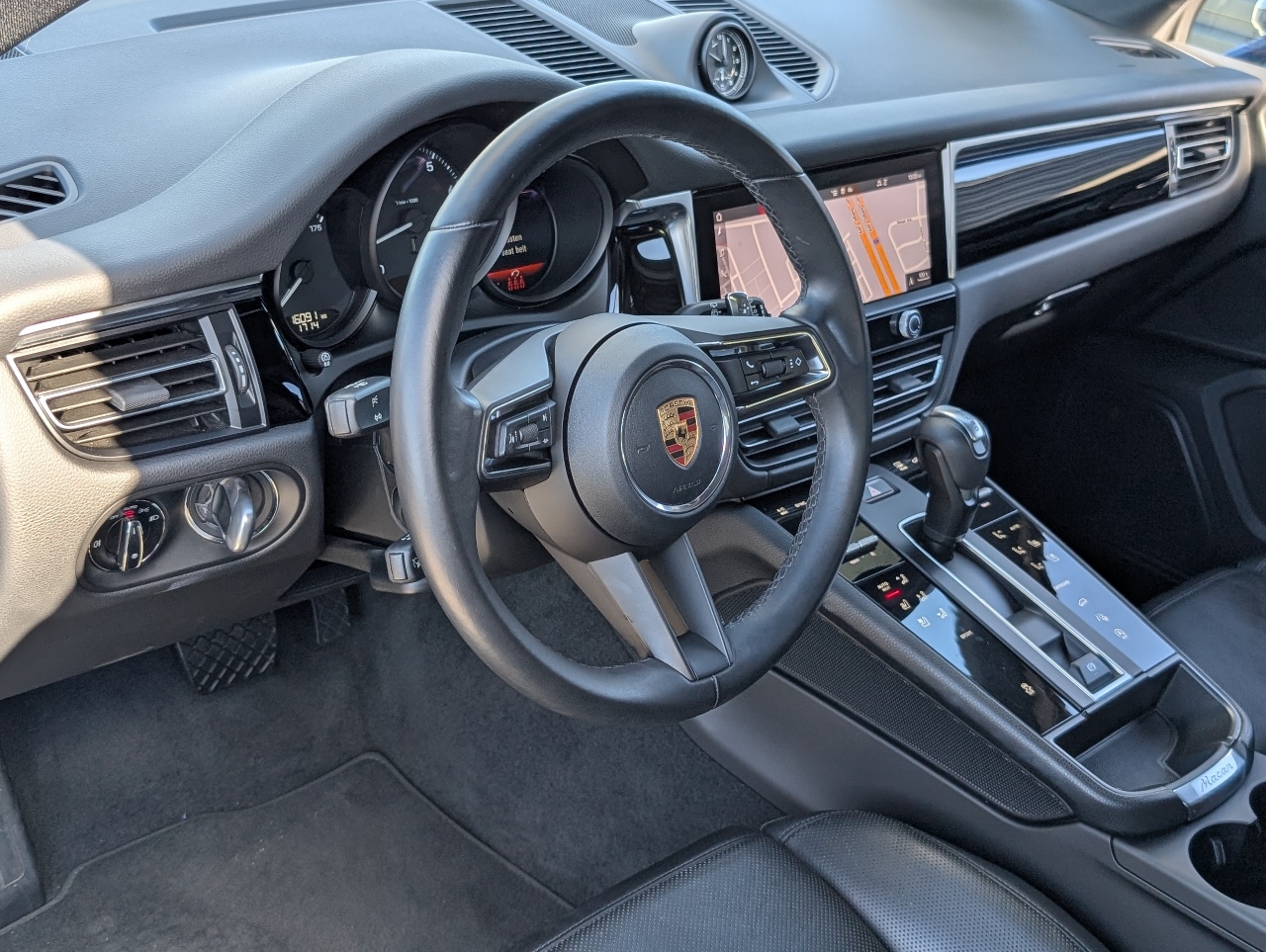 2024 Porsche Macan T photo 3