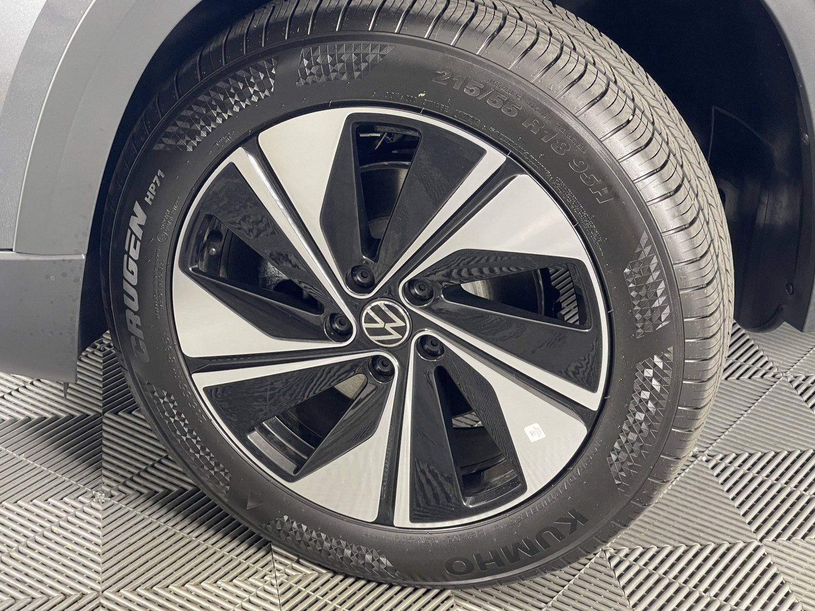 2025 Volkswagen Taos SE photo 3