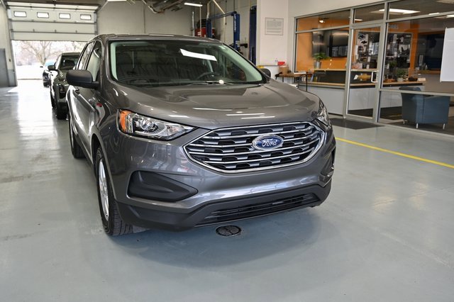2021 Ford Edge SE photo 3