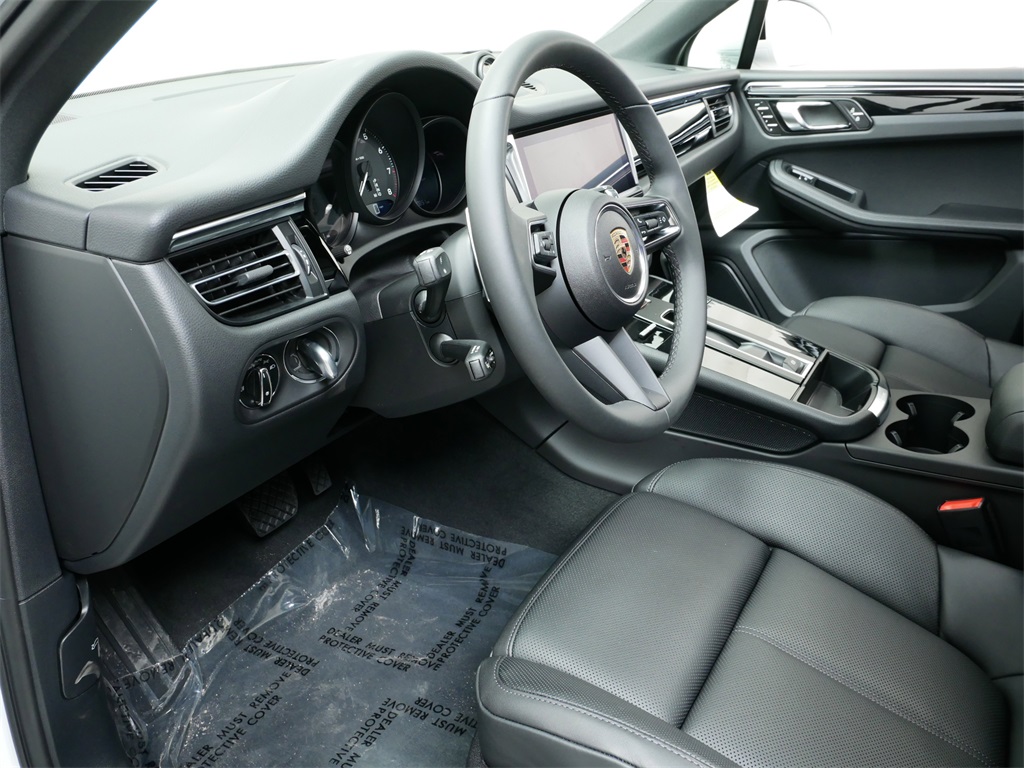 2025 Porsche Macan Base photo 4
