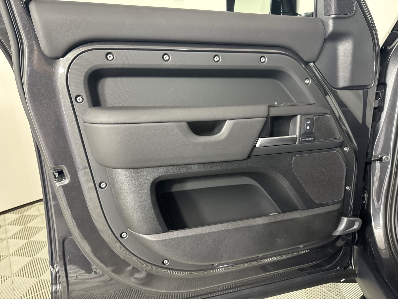 2025 Land Rover Defender 130 S photo 18