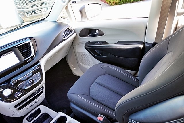 Used 2022 White Chrysler LX image 21