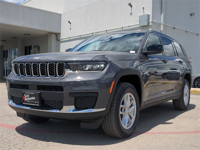 2025 Jeep Grand Cherokee Laredo photo 4