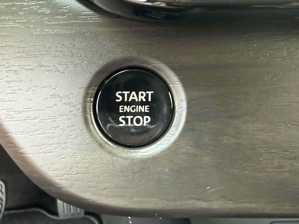 2025 Nissan Murano SV photo 10