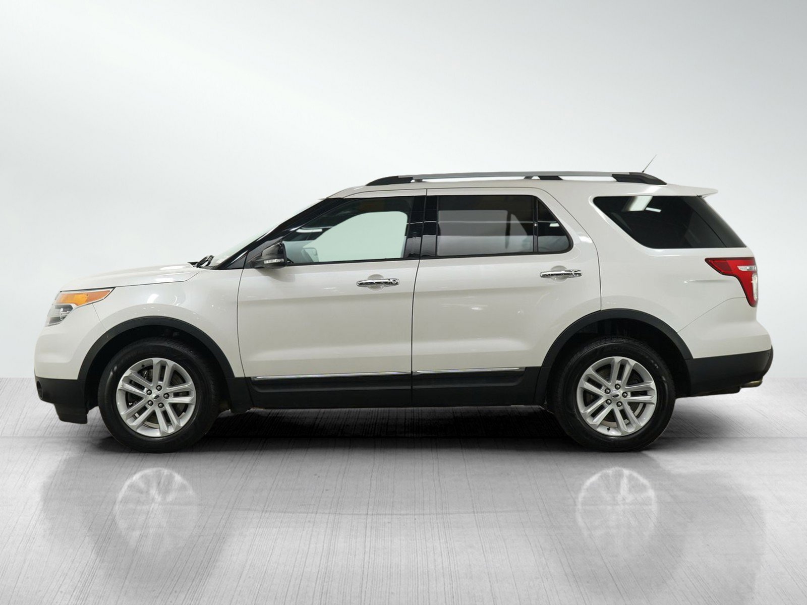 Used 2013 Ford Explorer XLT with VIN 1FM5K8D8XDGC19913 for sale in Wayzata, Minnesota