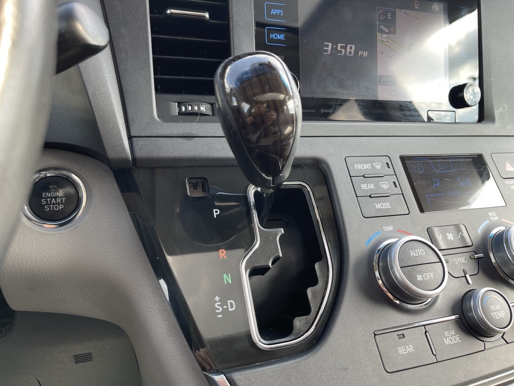 2017 Toyota Sienna XLE photo 48
