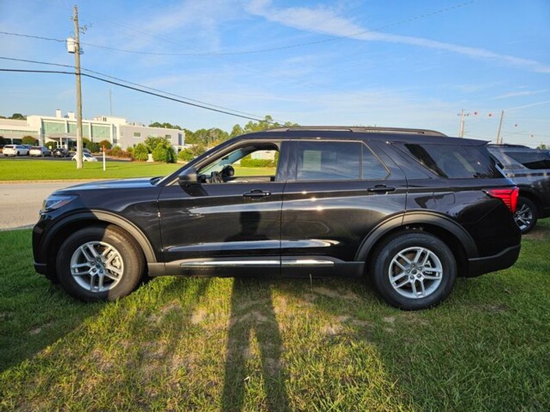 2025 Ford Explorer photo 2