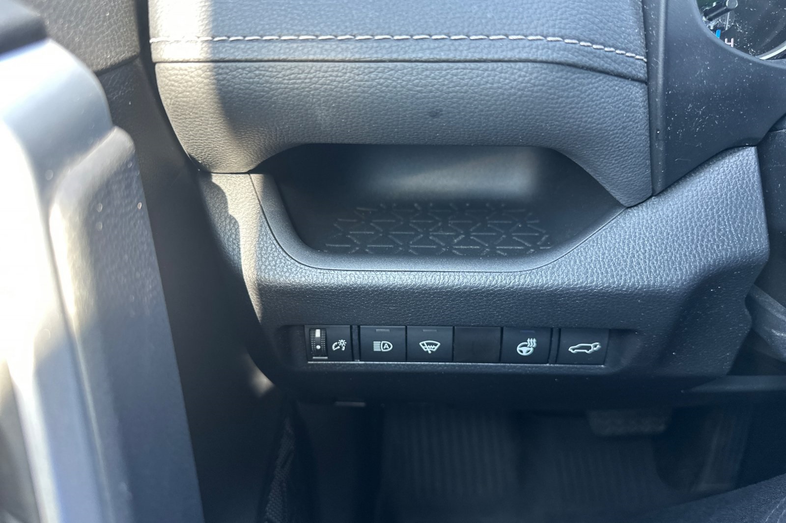 2022 Toyota RAV4 Hybrid XLE photo 31