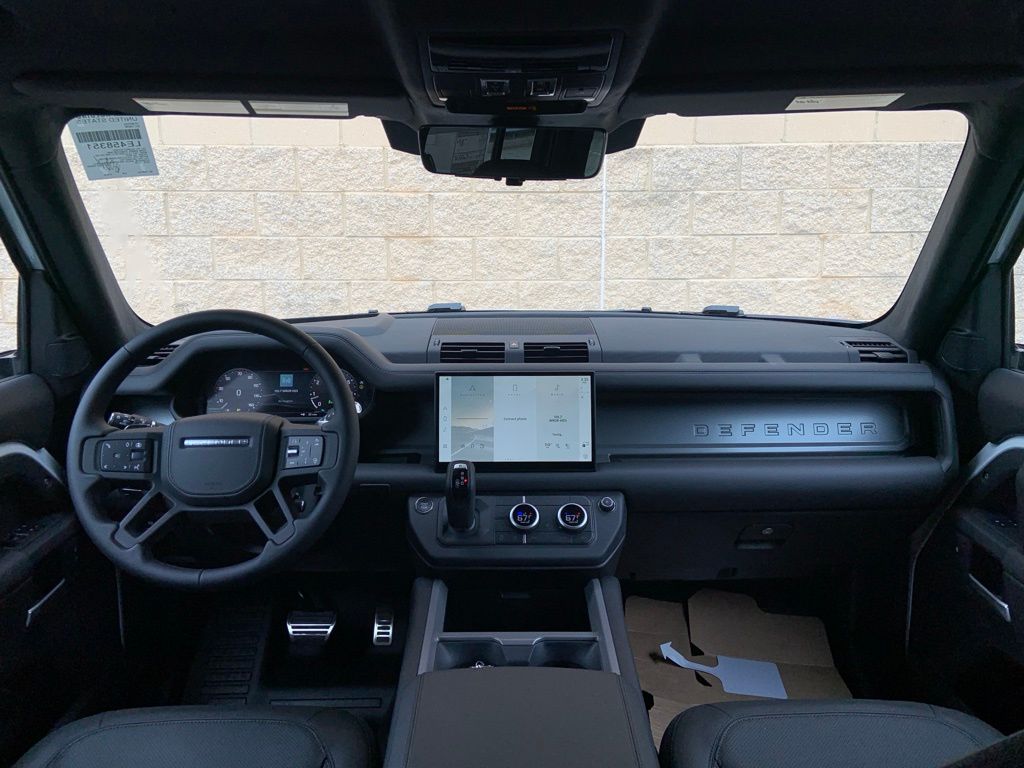 2025 Land Rover Defender 110 V8 photo 18