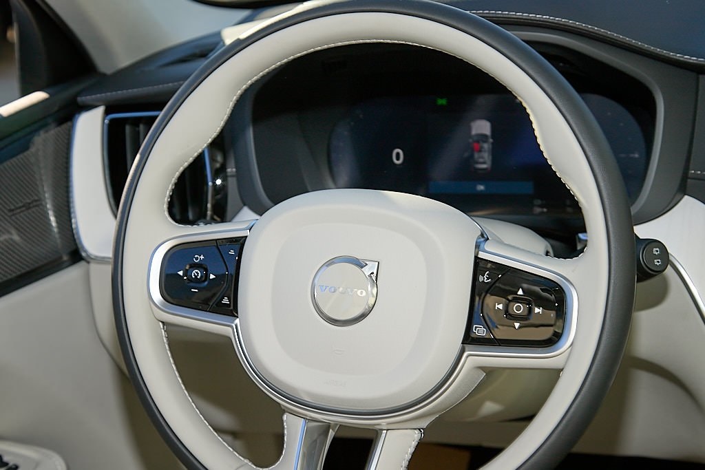 2026 VOLVO XC60 - Image 23