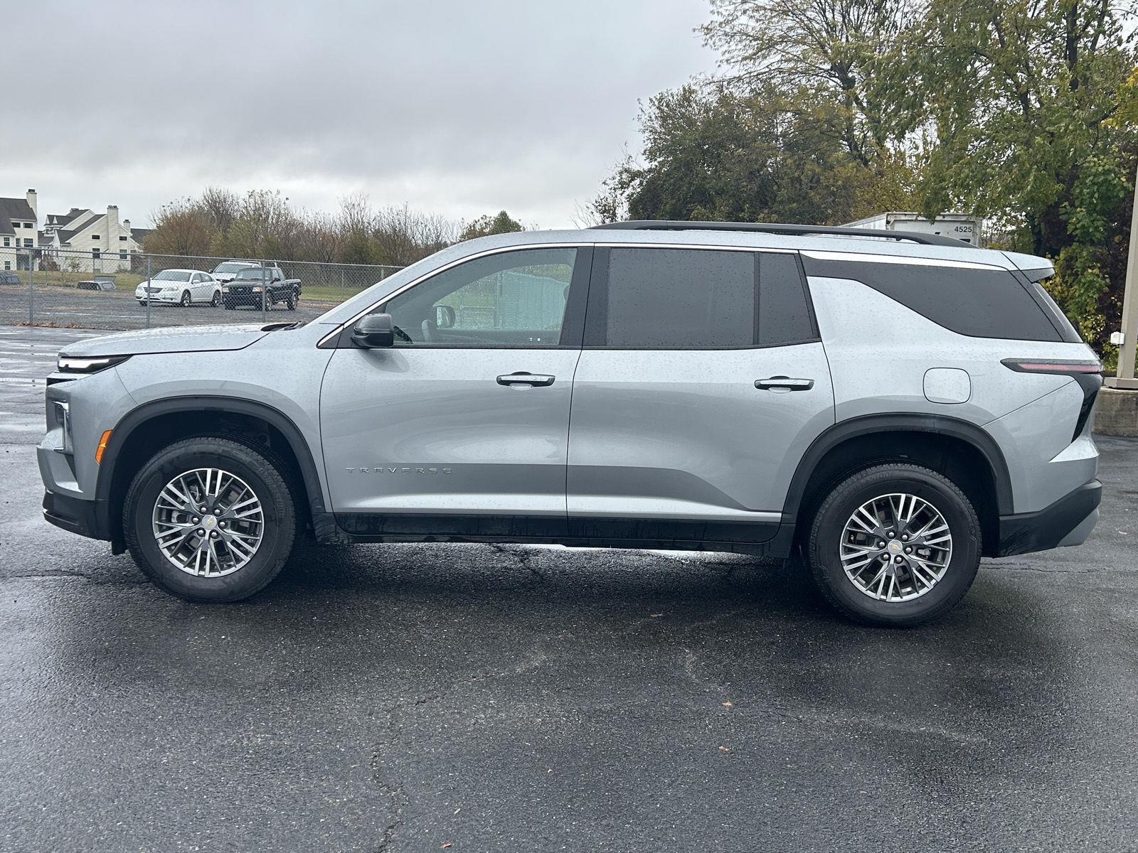 2025 Chevrolet Traverse photo 2