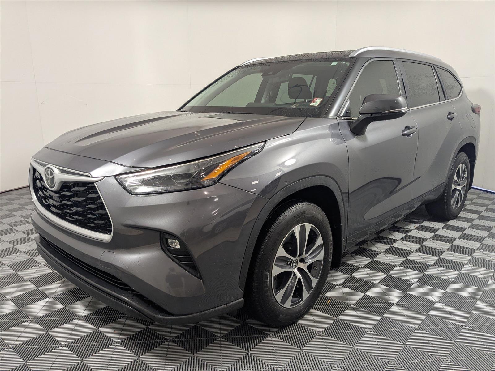 2024 Toyota Highlander XLE's photo