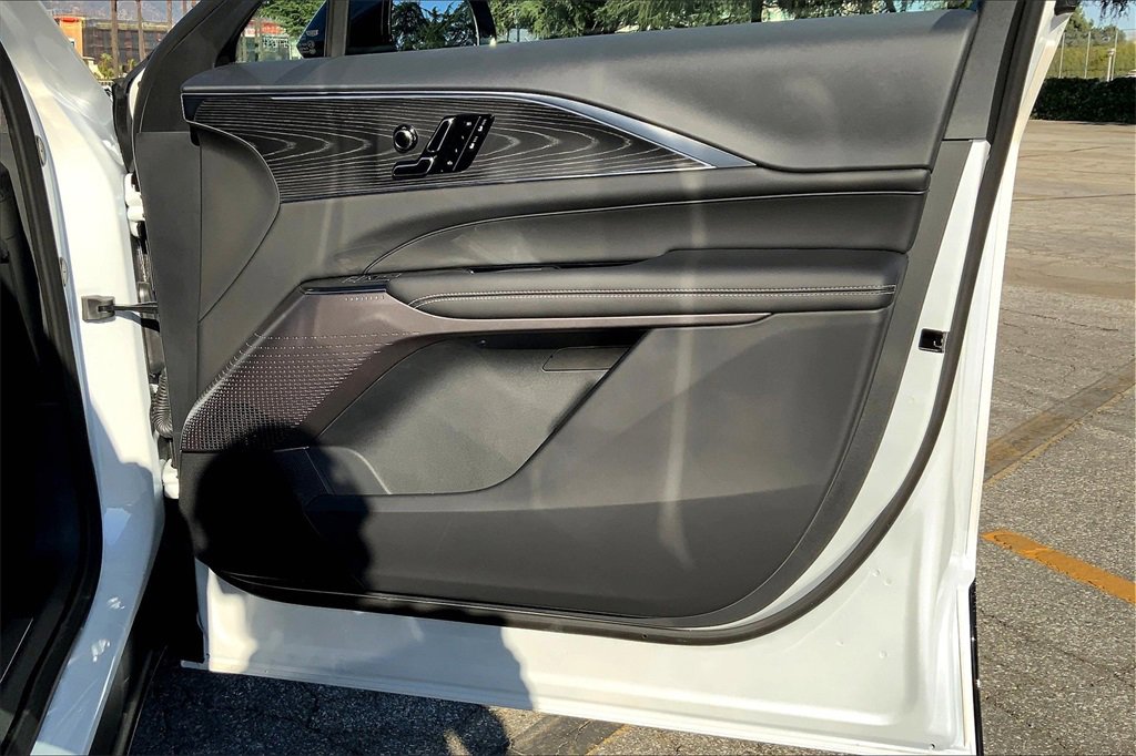 2025 Cadillac Lyriq Luxury photo 28