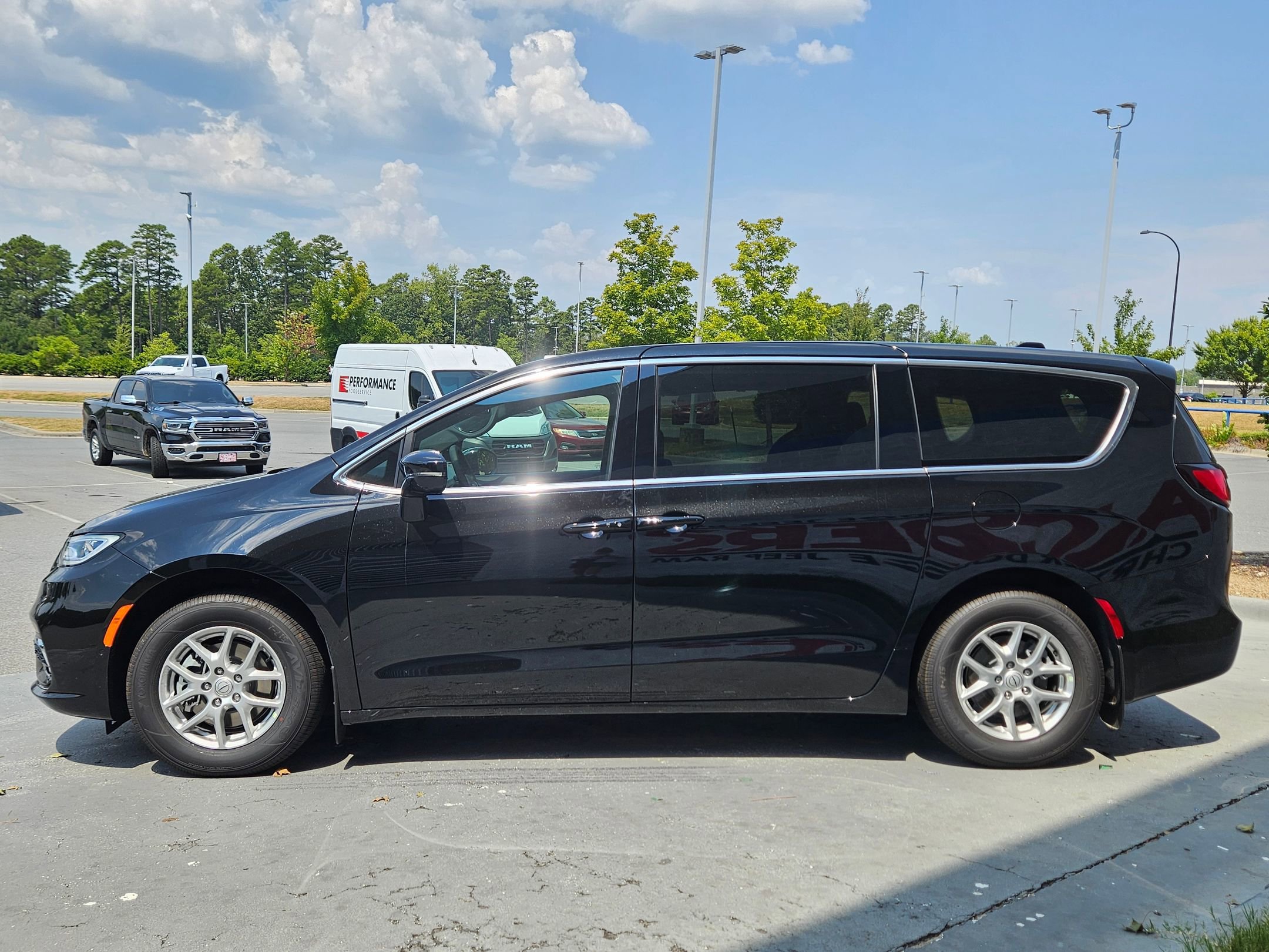 2026 Chrysler Pacifica photo 4