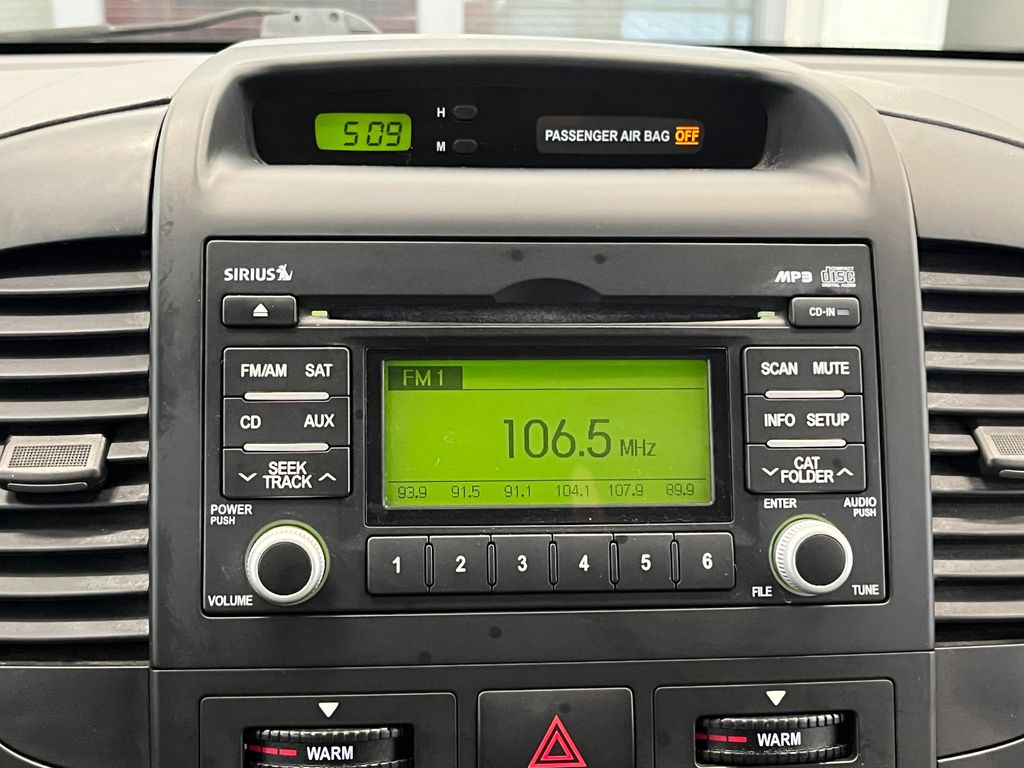 2010 Kia Sedona LX photo 21