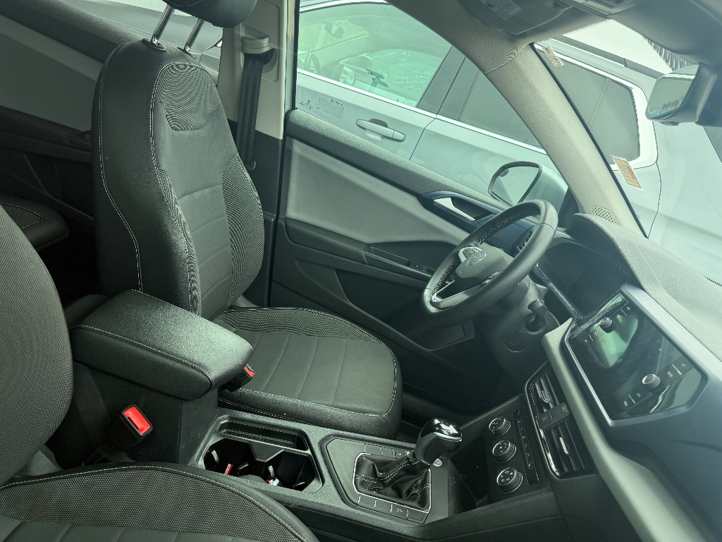 2022 Volkswagen Taos SE photo 2