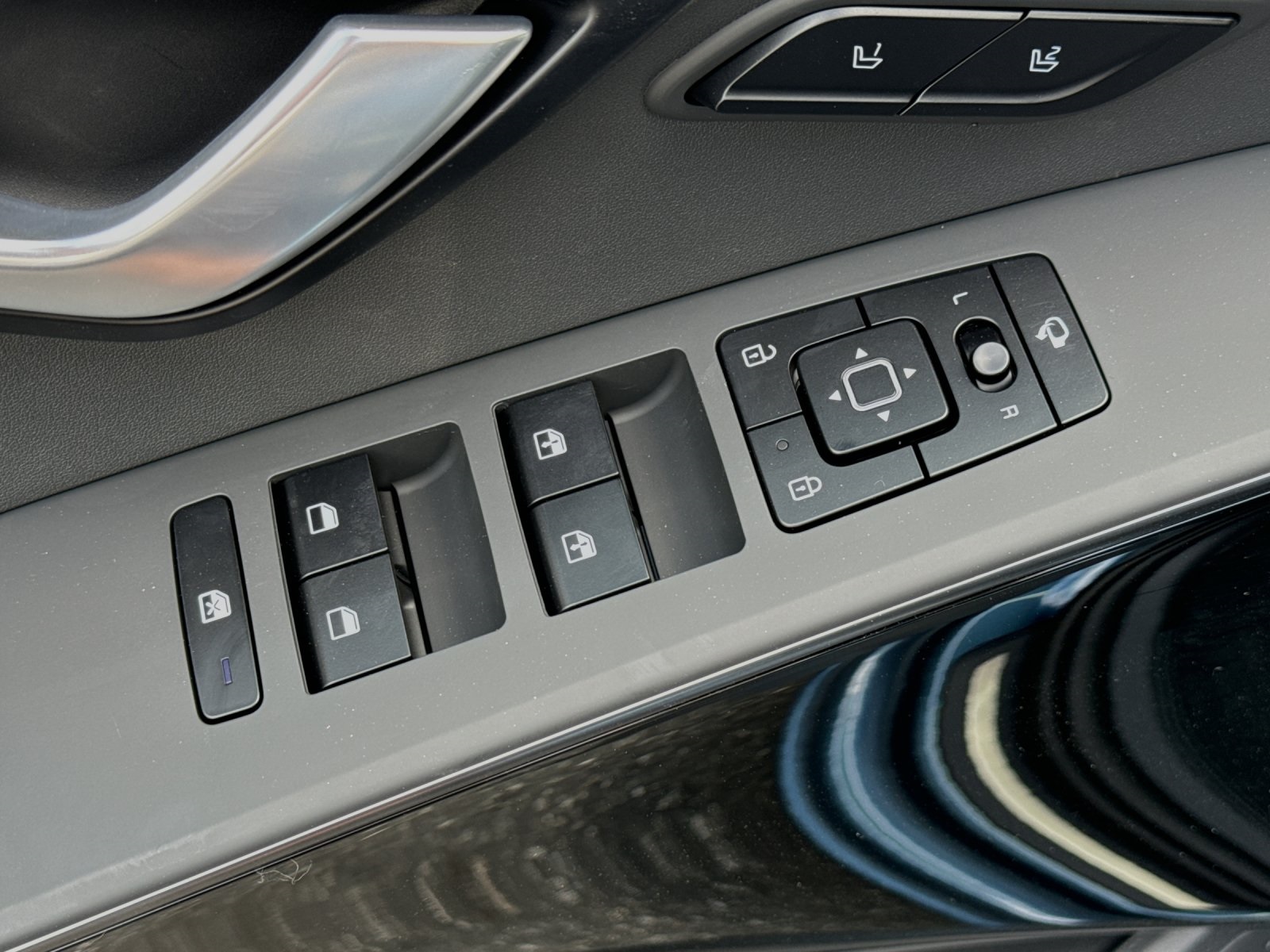 2025 Kia Niro SX Touring photo 11
