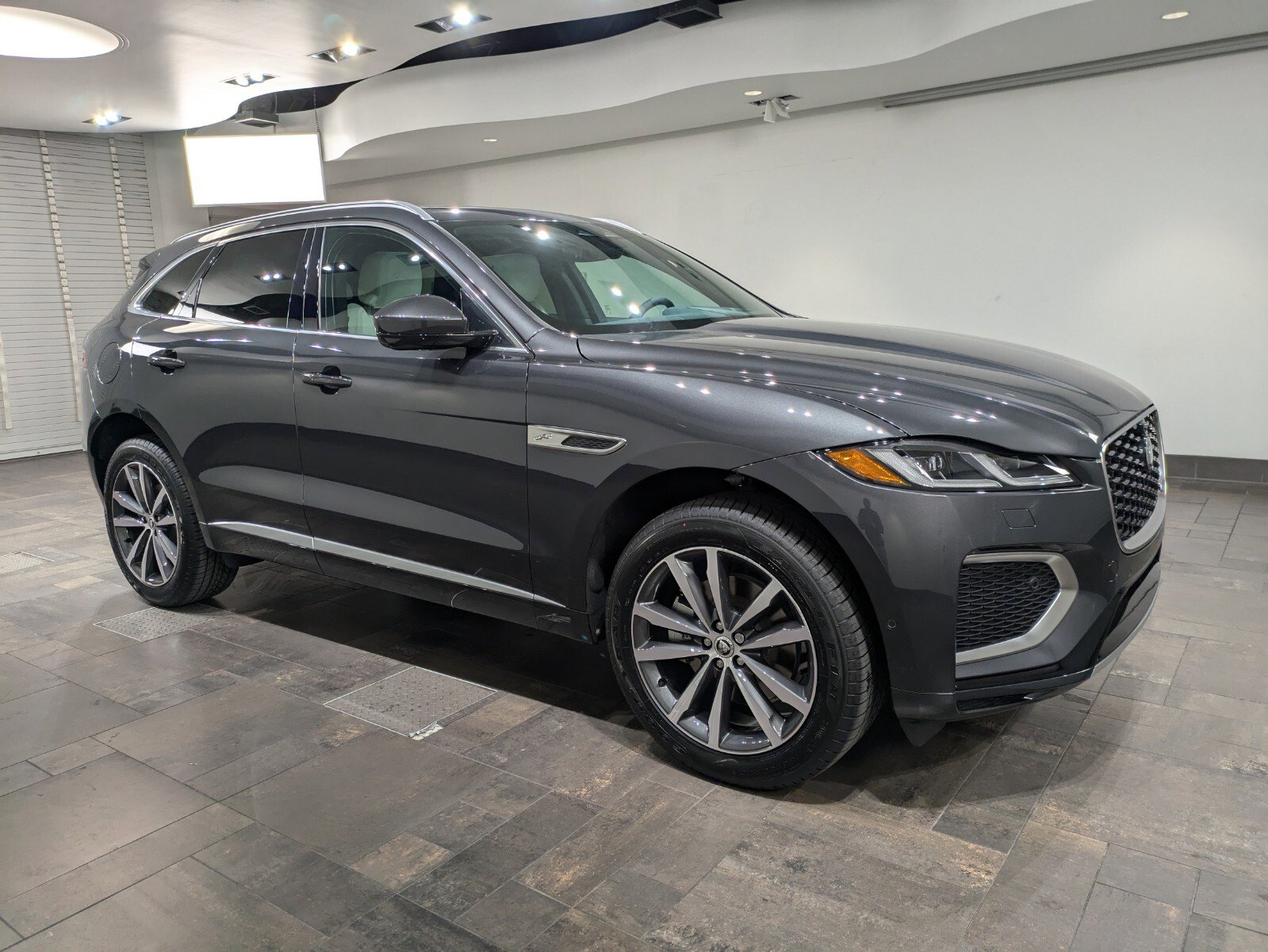 2025 Jaguar F-PACE R-Dynamic S photo 28