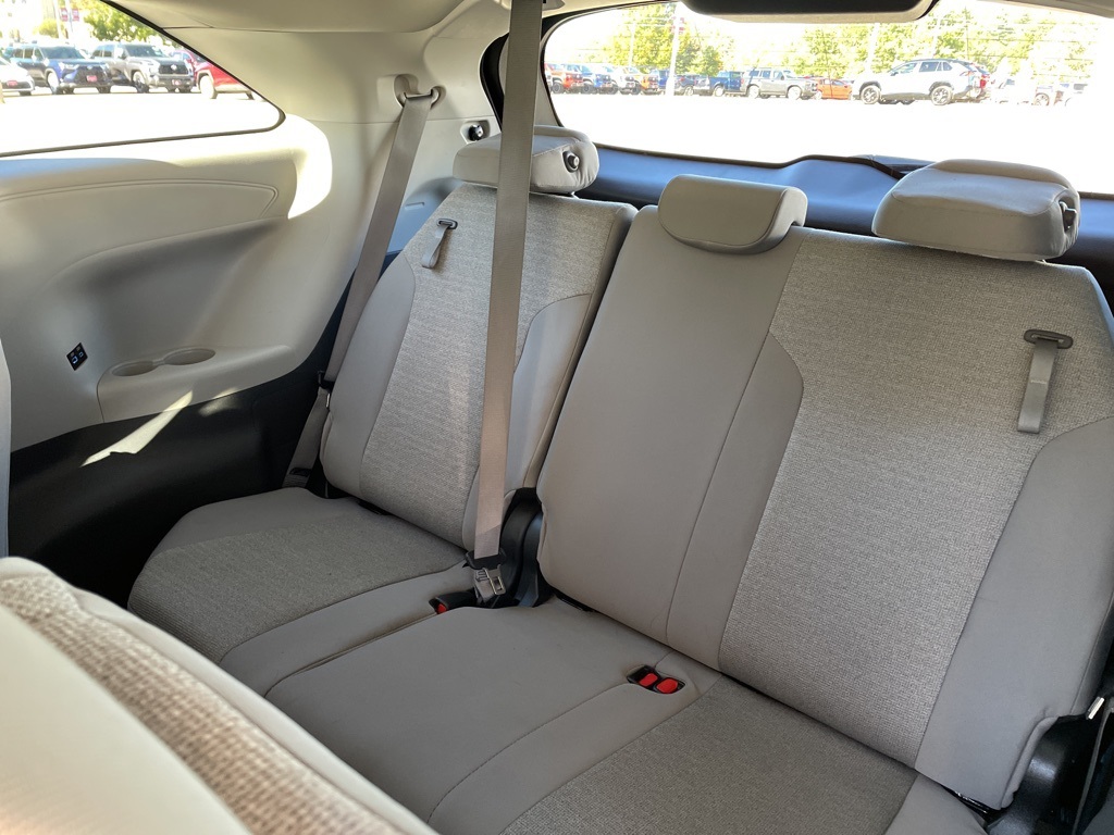 2024 Toyota Sienna LE photo 5