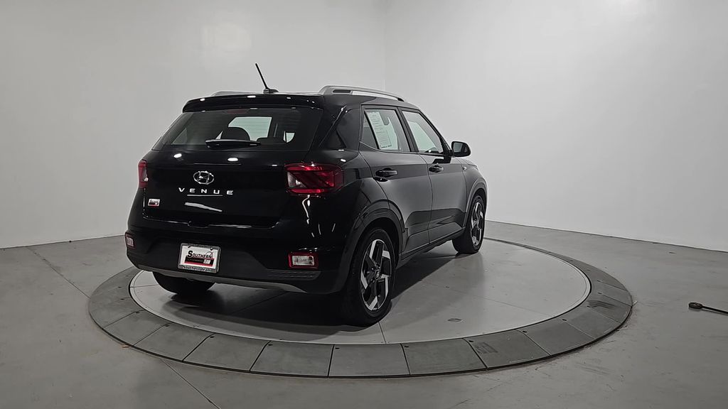 2024 Hyundai Venue SEL photo 4