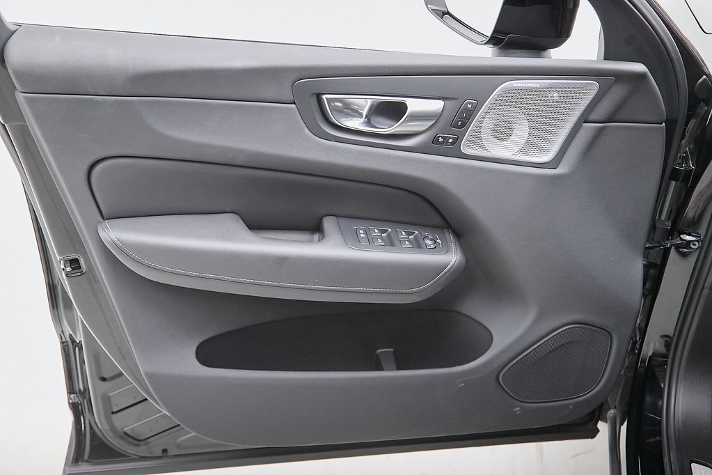 2025 VOLVO XC60 - Image 9