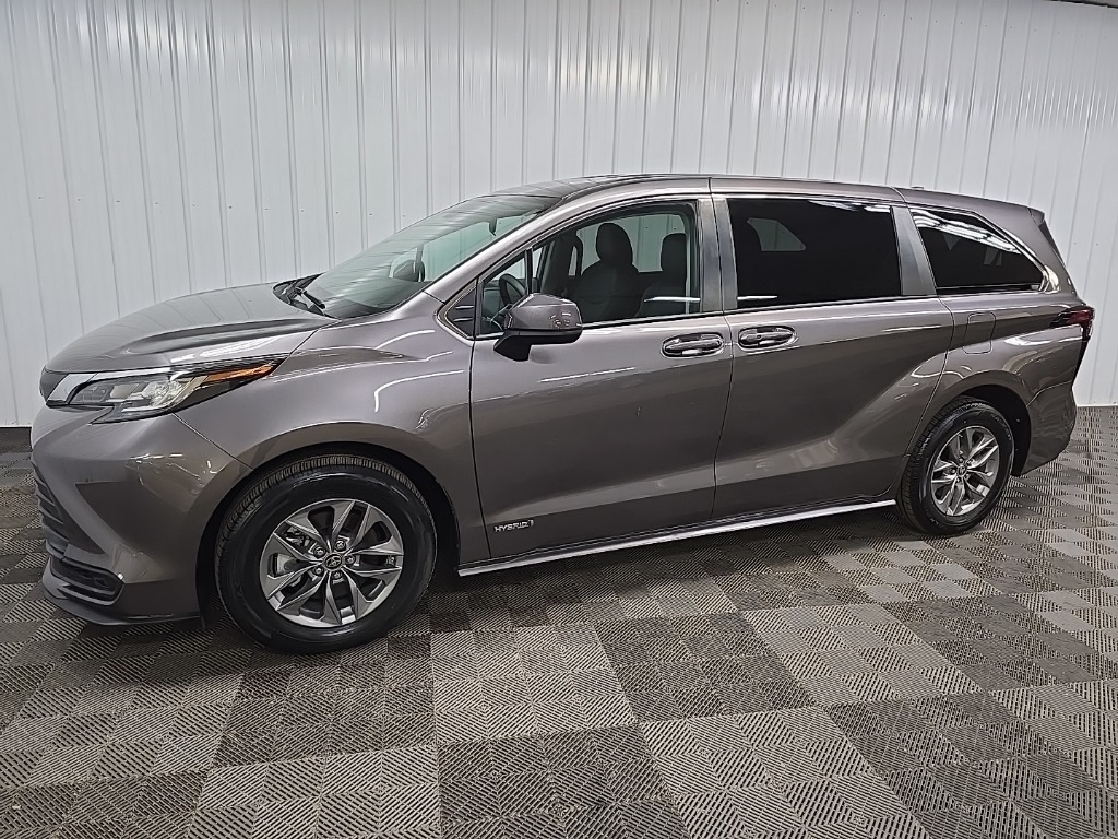 2021 Toyota Sienna LE photo 6