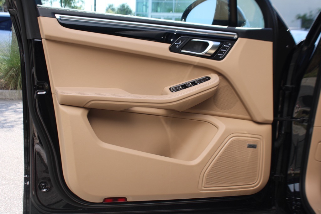2025 Porsche Macan T photo 17